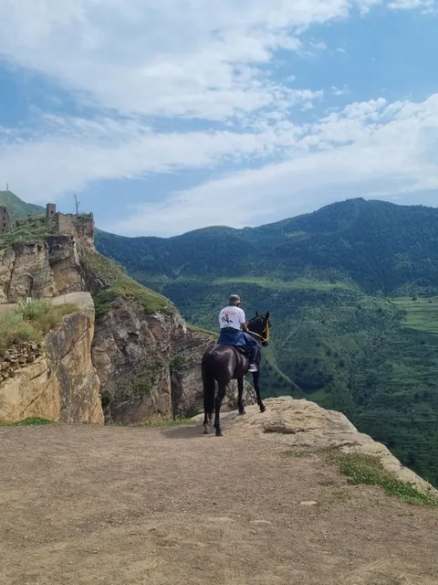 Всадник у старинных башен Гоора
