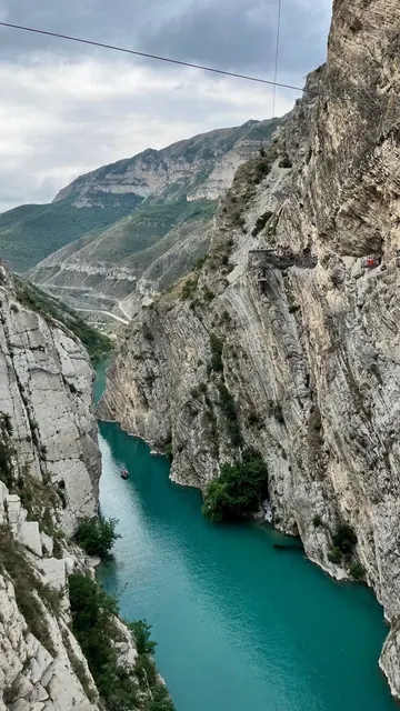 Бирюзовая вода среди скал Сулакского каньона