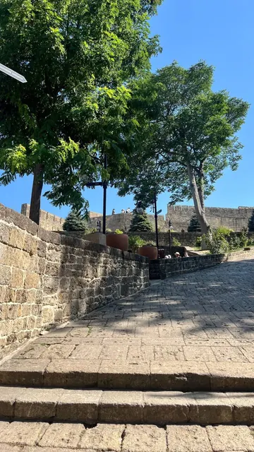 Каменные стены и лестницы крепости в Дербенте
