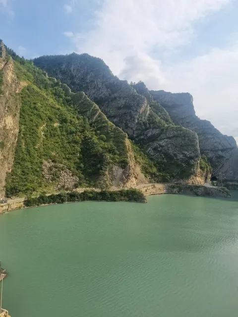 Горное водохранилище и дорога вдоль скал